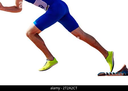 Männliche Athleten starten in Startblöcken Sprintrennen isoliert auf weißem Hintergrund Stockfoto
