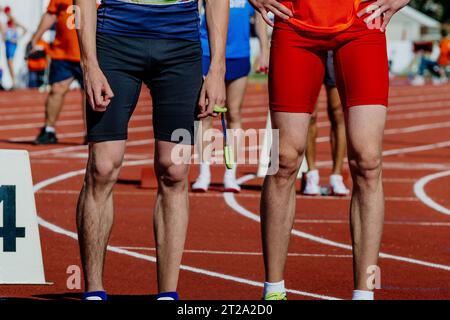 Blinder para-Athlet-Läufer mit Reiseleiter beim Start-Line-Sprint-Rennen, Handgelenk mit Halteband, Sommer-Para-Athletik-Meisterschaften Stockfoto