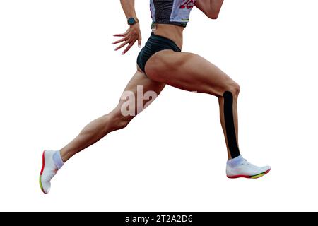 Nahaufnahme weiblicher Läuferin Sprinter Laufbahn Stadion isoliert auf weißem Hintergrund Stockfoto