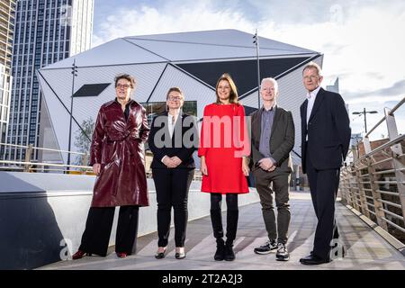 NUR ZUR REDAKTIONELLEN VERWENDUNG (von links nach rechts) Ellen van Loon, OMA Partner und Lead Architect, Bev Craig, Leader of Manchester City Council, Rt Hon Lucy Frazer MP, Secretary of State for Culture, Media and Sport, John McGrath, Artistic Director und Chief Executive of Factory International, und Sir Nicholas Serota, Vorsitzender, Arts Council England vor den Aviva Studios, Manchesters neues kulturelles Wahrzeichen und ständiger Sitz der Factory International, vor der offiziellen Eröffnung und der Weltpremiere von Free Your Mind, einer großangelegten, immersiven Performance auf der Basis der Matrix. Bilddatum: Mittwoch, 1. Oktober Stockfoto