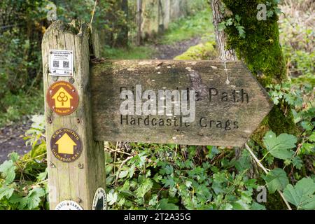 17.10.23 Hebden Bridge, West Yorkshire, Vereinigtes Königreich. Fußpfeilschild neben dem Fluss Hebden in Hardcastle Crags in Calderdale Stockfoto