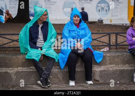 Rom Italien 18. Oktober 2023. Touristen im kolosseum von Rom tragen Ponchos bei Regenschauer. Credit amer Gazzal/Alamy Live News Stockfoto