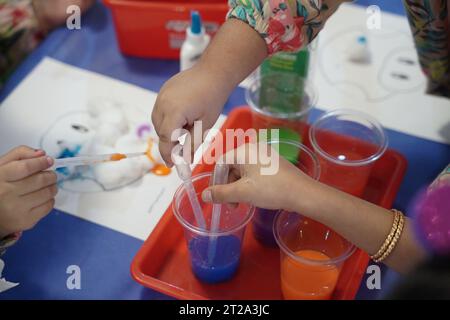 Kröten-Kunsthandwerk für Kinder, Kid Donig-Kunsthandwerk mit Baumwolle und tropfenden Farben. Kinder, die im Klassenzimmer Kunst und Kunsthandwerk machen. Stockfoto