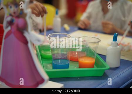 Kröten-Kunsthandwerk für Kinder, Kid Donig-Kunsthandwerk mit Baumwolle und tropfenden Farben. Kinder, die im Klassenzimmer Kunst und Kunsthandwerk machen. Stockfoto