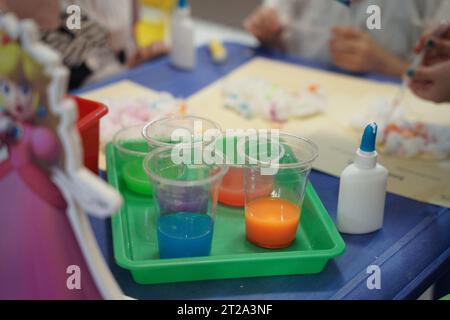 Kröten-Kunsthandwerk für Kinder, Kid Donig-Kunsthandwerk mit Baumwolle und tropfenden Farben. Kinder, die im Klassenzimmer Kunst und Kunsthandwerk machen. Stockfoto