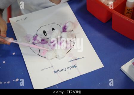 Kröten-Kunsthandwerk für Kinder, Kid Donig-Kunsthandwerk mit Baumwolle und tropfenden Farben. Kinder, die im Klassenzimmer Kunst und Kunsthandwerk machen. Stockfoto