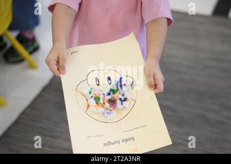 Kröten-Kunsthandwerk für Kinder, Kid Donig-Kunsthandwerk mit Baumwolle und tropfenden Farben. Kinder, die im Klassenzimmer Kunst und Kunsthandwerk machen. Stockfoto