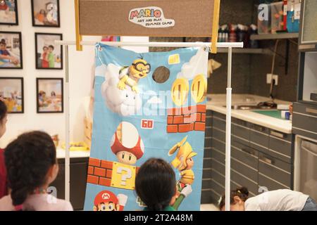 Kinder, die Super Mario Bros Movie Bean Bag spielen, werfen zu Hause eine spielwürdige Karneval Game Banner Party. Stockfoto