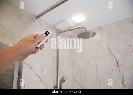 Bedienkonsole für die Absaugung im Badezimmer. Stockfoto