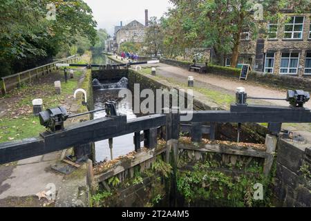 17.10.23 Hebden Bridge, West Yorkshire, Vereinigtes Königreich. Kanalschleuse in Hebden Bridge am Rochdale-Kanal Stockfoto