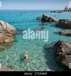 Schnorcheln am Michelino Beach. Parghelia-Tropea, Provinz Vibo Valentia, Kalabrien, Italien. Stockfoto