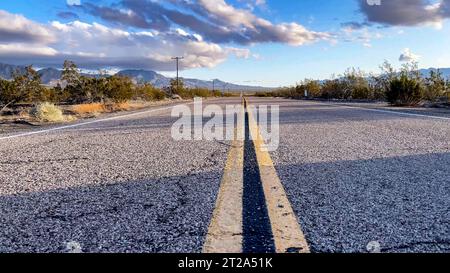 Die typische Straßenmarkierungslinie auf der US Route 66 von Chicago nach Los Angeles in den Vereinigten Staaten von Amerika. Stockfoto