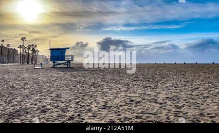 Schutzhütten bei Sonnenaufgang am berühmten und wunderschönen Santa Monica Beach in Kalifornien der Vereinigten Staaten von Amerika. Stockfoto