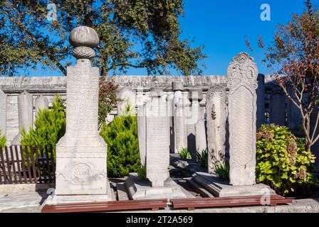 Istanbul, Türkei, die Gräber auf einem Friedhof der Süleymaniye-Moschee (türkisch, Süleymaniye Camii) auf dem dritten Hügel in Istanbul. Stockfoto