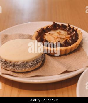 Maisstärke, Kokos und Dulce de leche alfajor, typisch südamerikanisch Stockfoto