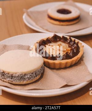 Maisstärke, Kokos und Dulce de leche alfajor, typisch südamerikanisch Stockfoto