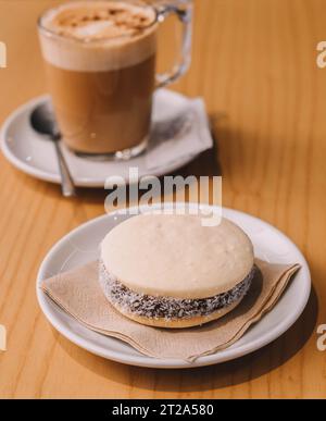 Maisstärke, Kokos und Dulce de leche alfajor, typisch südamerikanisch Stockfoto