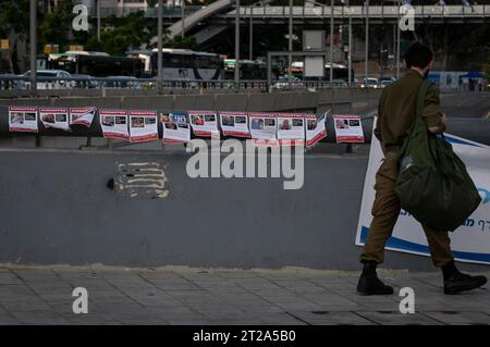 Tel Aviv, Israel. Oktober 2023. Ein Mann geht an Plakaten vorbei, die Informationen israelischer Gefangener in Tel Aviv, Israel, am 17. Oktober 2023 zeigen. Das israelische Militär sagte, dass mindestens 199 Geiseln in Gaza festgehalten wurden, während die Hamas behauptete, dass es 200 bis 250 israelische Gefangene in Gaza gab, seit sie am 7. Oktober einen Überraschungsangriff auf Israel gestartet hatte. Quelle: Chen Junqing/Xinhua/Alamy Live News Stockfoto