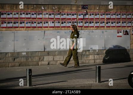 Tel Aviv. Oktober 2023. Dieses Foto, das am 17. Oktober 2023 aufgenommen wurde, zeigt eine Wand mit Plakaten, die Informationen israelischer Gefangener in Tel Aviv, Israel, zeigen. Das israelische Militär sagte, dass mindestens 199 Geiseln in Gaza festgehalten wurden, während die Hamas behauptete, dass es 200 bis 250 israelische Gefangene in Gaza gab, seit sie am 7. Oktober einen Überraschungsangriff auf Israel gestartet hatte. Quelle: Chen Junqing/Xinhua/Alamy Live News Stockfoto