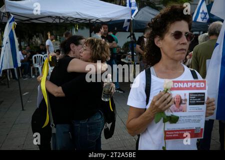 Tel Aviv, Israel. Oktober 2023. Eine Frau hält ein Poster mit Informationen über israelische Gefangene in Tel Aviv, Israel, am 17. Oktober 2023. Das israelische Militär sagte, dass mindestens 199 Geiseln in Gaza festgehalten wurden, während die Hamas behauptete, dass es 200 bis 250 israelische Gefangene in Gaza gab, seit sie am 7. Oktober einen Überraschungsangriff auf Israel gestartet hatte. Quelle: Chen Junqing/Xinhua/Alamy Live News Stockfoto