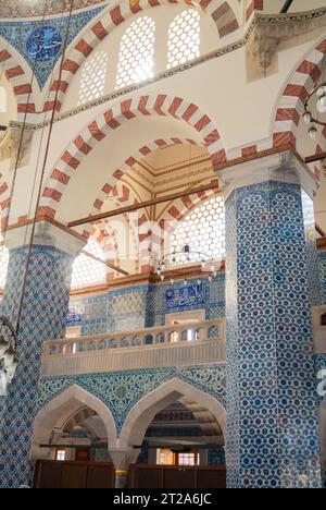 Istanbul, Türkei, die Innenarchitektur der Rüstem-Pascha-Moschee (türkisch Rüstem Paşa Camii) im Stadtteil Fatih in Istanbul, nur redaktionell. Stockfoto