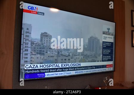 Oktober 2023. Verschiedene große Fernsehsender berichten über Behauptungen, wer für die Bombenexplosion im Krankenhaus in Gaza verantwortlich war, bei der Hunderte, möglicherweise Tausende von Menschen ums Leben kamen. Sky News berichtet über die IDF-Pressekonferenz mit Beweisen, dass sie von einer Rakete des Islamischen Jihad verursacht wurde, die ein Infrarotfoto des Parkplatzes zeigt. Al Jazeera berichtet, dass es keine Raketenkrater gibt, die von Israel durchgeführt wurden. Das britische Außenministerium rät britischen Bürgern von jeglicher Reise in den Libanon ab, da die Demonstranten in Beirut auf die Straße gehen. Stockfoto