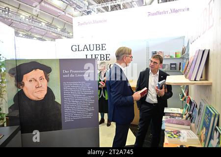 Der hessen-nassauische Kirchenpraesident und Medienbischof der EKD, Volker jung r, besuchen am 18.10.2023 die Frankfurter Buchmesse. Jung besuchte auf Einladung des evangelischen Medienverbands in Deutschland EMVD mehrere Verlagsstaende, hier den Gemeinschaftsstand EMVD/GEP. Der EMVD ist ein Zusammenschluss von Verlagen, Medien- und Presseverbaenden, Buchhandlung, Buechereien und kirchlichen Traegern publizistischer Organe. Die EMVD-Geschaeftsfuehrung liegt im Gemeinschaftswerk der Evangelischen Publizistik GEP in Frankfurt am Main. Siehe epd-Meldung vom 18.10.2023 NUR REDAKTIONELLE VERWENDUNG *** die Stockfoto