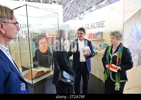 Gazastreifen, am 18. Oktober 2023. Der hessen-nassauische Kirchenpraesident und Medienbischof der EKD, Volker jung 2.r, besuchen am 18.10.2023 die Frankfurter Buchmesse. Jung besuchte auf Einladung des evangelischen Medienverbands in Deutschland EMVD mehrere Verlagsstaende, hier den Gemeinschaftsstand EMVD/GEP. Der EMVD ist ein Zusammenschluss von Verlagen, Medien- und Presseverbaenden, Buchhandlung, Buechereien und kirchlichen Traegern publizistischer Organe. Die EMVD-Geschaeftsfuehrung liegt im Gemeinschaftswerk der Evangelischen Publizistik GEP in Frankfurt am Main. Siehe epd-Meldung vom 18,1 Stockfoto