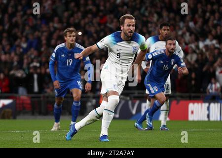 Harry Kane aus England reagiert auf ein Tor während des Qualifikationsspiels der Gruppe C zur UEFA-Europameisterschaft zwischen England und Italien am Dienstag, den 17. Oktober 2023, im Wembley Stadium in London. (Foto: Tom West | MI News) Credit: MI News & Sport /Alamy Live News Stockfoto