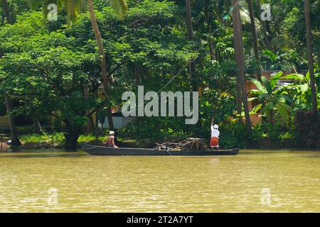 Kerala Backwater und Fischer am frühen Morgen im Dienst Stockfoto