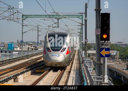 Der Hochgeschwindigkeitszug vom Regional Rapid Transit System kommt während einer Medienvorschau am Bahnhof Sahibabad an. Dieser RRTS-Korridor, der Delhi, Ghaziabad und Meerut verbindet, ist ein großes Verkehrsprojekt in der indischen National Capital Region (NCR). Der erste Teil dieses Korridors, der von Duhai nach Sahibabad führt, wird am 20. Oktober 2023 eröffnet. Es erstreckt sich über eine Strecke von 17 Kilometern und hat fünf Stationen: Sahibabad, Ghaziabad, Guldhar, Duhai und Duhai Depot. Dieses neue System zielt darauf ab, den öffentlichen Verkehr in der Region schneller und effizienter zu gestalten. Stockfoto