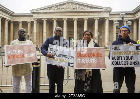 LONDON/UK 18. OKT 2023. Bell Ribeiro-Addy, Abgeordneter von Streatham, hält eine Pressekonferenz vor dem British Museum ab, um den zusammenfassenden Briefing-Bericht von zwei parteiübergreifenden Parlamentsgruppen über Wiedergutmachungen in Afrika und einen politischen Rundtisch in den Jahren 2022-2023. In den Berichten werden verschiedene Perspektiven von Parlamentariern, hochrangigen Museumsexperten, Juristen, Akademikern und Praktikern des Diaspora-Kulturerbes in Bezug auf die rechtlichen und globalen bewährten Verfahren zur Restitution zusammengeführt. Stockfoto