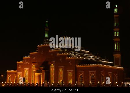 August 2014, Dubai, Vereinigte Arabische Emirate. Wunderschöner Nachtanblick auf die Al Salam Masjid Moschee von Dubai Barsha. Stockfoto