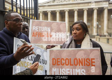 LONDON/UK 18. OKT 2023. Bell Ribeiro-Addy, Abgeordneter von Streatham, hält eine Pressekonferenz vor dem British Museum ab, um den zusammenfassenden Briefing-Bericht von zwei parteiübergreifenden Parlamentsgruppen über Wiedergutmachungen in Afrika und einen politischen Rundtisch in den Jahren 2022-2023. In den Berichten werden verschiedene Perspektiven von Parlamentariern, hochrangigen Museumsexperten, Juristen, Akademikern und Praktikern des Diaspora-Kulturerbes in Bezug auf die rechtlichen und globalen bewährten Verfahren zur Restitution zusammengeführt. Stockfoto