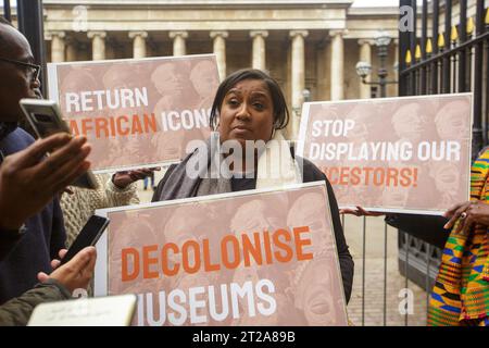 LONDON/UK 18. OKT 2023. Bell Ribeiro-Addy, Abgeordneter von Streatham, hält eine Pressekonferenz vor dem British Museum ab, um den zusammenfassenden Briefing-Bericht von zwei parteiübergreifenden Parlamentsgruppen über Wiedergutmachungen in Afrika und einen politischen Rundtisch in den Jahren 2022-2023. In den Berichten werden verschiedene Perspektiven von Parlamentariern, hochrangigen Museumsexperten, Juristen, Akademikern und Praktikern des Diaspora-Kulturerbes in Bezug auf die rechtlichen und globalen bewährten Verfahren zur Restitution zusammengeführt. Stockfoto