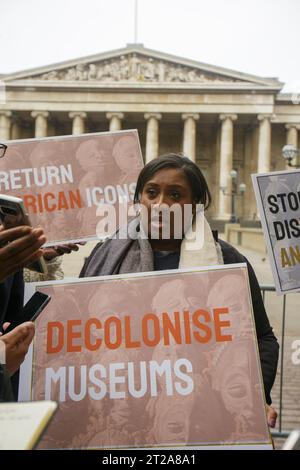 LONDON/UK 18. OKT 2023. Bell Ribeiro-Addy, Abgeordneter von Streatham, hält eine Pressekonferenz vor dem British Museum ab, um den zusammenfassenden Briefing-Bericht von zwei parteiübergreifenden Parlamentsgruppen über Wiedergutmachungen in Afrika und einen politischen Rundtisch in den Jahren 2022-2023. In den Berichten werden verschiedene Perspektiven von Parlamentariern, hochrangigen Museumsexperten, Juristen, Akademikern und Praktikern des Diaspora-Kulturerbes in Bezug auf die rechtlichen und globalen bewährten Verfahren zur Restitution zusammengeführt. Stockfoto