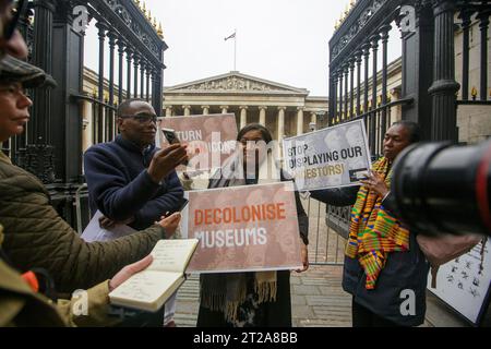 LONDON/UK 18. OKT 2023. Bell Ribeiro-Addy, Abgeordneter von Streatham, hält eine Pressekonferenz vor dem British Museum ab, um den zusammenfassenden Briefing-Bericht von zwei parteiübergreifenden Parlamentsgruppen über Wiedergutmachungen in Afrika und einen politischen Rundtisch in den Jahren 2022-2023. In den Berichten werden verschiedene Perspektiven von Parlamentariern, hochrangigen Museumsexperten, Juristen, Akademikern und Praktikern des Diaspora-Kulturerbes in Bezug auf die rechtlichen und globalen bewährten Verfahren zur Restitution zusammengeführt. Stockfoto