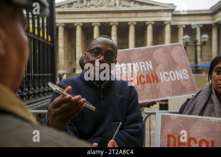 LONDON/UK 18. OKT 2023. Bell Ribeiro-Addy, Abgeordneter von Streatham, hält eine Pressekonferenz vor dem British Museum ab, um den zusammenfassenden Briefing-Bericht von zwei parteiübergreifenden Parlamentsgruppen über Wiedergutmachungen in Afrika und einen politischen Rundtisch in den Jahren 2022-2023. In den Berichten werden verschiedene Perspektiven von Parlamentariern, hochrangigen Museumsexperten, Juristen, Akademikern und Praktikern des Diaspora-Kulturerbes in Bezug auf die rechtlichen und globalen bewährten Verfahren zur Restitution zusammengeführt. Stockfoto