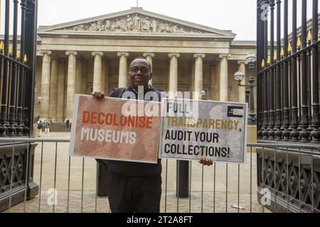 LONDON/UK 18. OKT 2023. Bell Ribeiro-Addy, Abgeordneter von Streatham, hält eine Pressekonferenz vor dem British Museum ab, um den zusammenfassenden Briefing-Bericht von zwei parteiübergreifenden Parlamentsgruppen über Wiedergutmachungen in Afrika und einen politischen Rundtisch in den Jahren 2022-2023. In den Berichten werden verschiedene Perspektiven von Parlamentariern, hochrangigen Museumsexperten, Juristen, Akademikern und Praktikern des Diaspora-Kulturerbes in Bezug auf die rechtlichen und globalen bewährten Verfahren zur Restitution zusammengeführt. Stockfoto