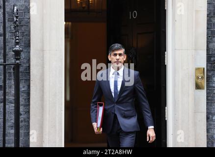 Premierminister Rishi Sunak verlässt die Downing Street 10, um sich auf den Weg zu PMQ's zu machen, während des Gaza-Konflikts am 18. Oktober 2023, London, Großbritannien Stockfoto