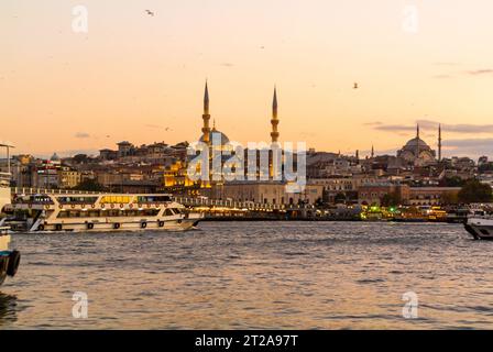 Istanbul, Türkei, Ein Stadtbild der europäischen Seite von Istanbul am Abend. Nur redaktionell. Stockfoto