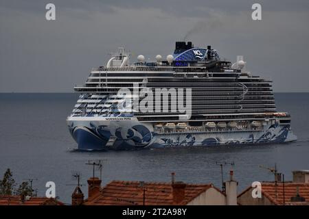 Marseille, Frankreich. Oktober 2023. Das Passagierkreuzschiff Norwegian Prima erreicht den französischen Mittelmeerhafen Marseille. Quelle: SOPA Images Limited/Alamy Live News Stockfoto