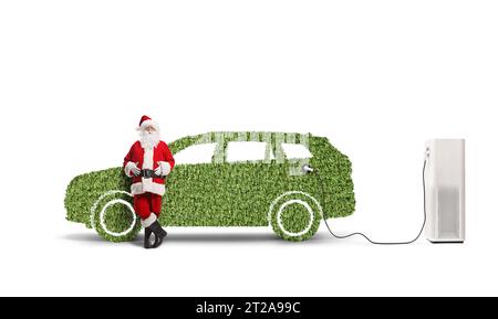 Santa claus lehnt sich auf ein grünes Auto an einer Ladestation isoliert auf weißem Hintergrund Stockfoto