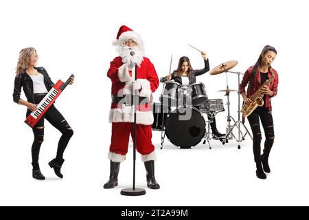 Santa claus mit einem Mikrofon, das mit einer weiblichen Musikband auf weißem Hintergrund auftritt Stockfoto