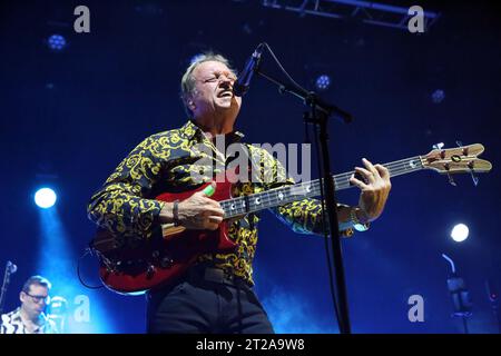 16. Oktober 2023, Sheffield, South Yorkshire, Vereinigtes Königreich: Level 42 Performing at City Hall, Sheffield, Vereinigtes Königreich. (Kreditbild: © Glenn Ashley/ZUMA Press Wire) NUR REDAKTIONELLE VERWENDUNG! Nicht für kommerzielle ZWECKE! Stockfoto