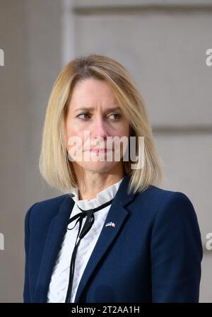 Paris, Frankreich. Oktober 2023. Estlands Premierminister Kaja Kallas und der französische Präsident während einer gemeinsamen Pressekonferenz im Elysee-Palast in Paris, Frankreich am 18. Oktober 2023. Foto: Jacques Witt/Pool/ABACAPRESS.COM Credit: Abaca Press/Alamy Live News Stockfoto