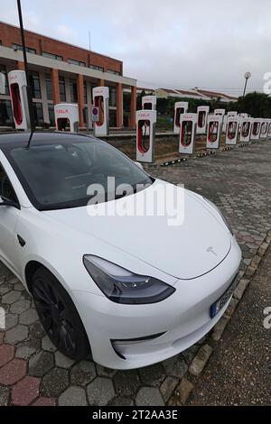 Tesla Modell 3 Schnellladefunktion am Tesla Supercharger SUC in Mealhada, Portugal, Europa Stockfoto
