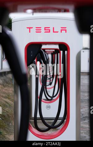 Tesla Model 3 Autoladung am Tesla Supercharger SUC in Mealhada, Portugal, Europa Stockfoto