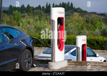 Zwei Tesla-Elektroautos des Modells 3, Schnellladung am Tesla-Supercharger SUC in Mealhada, Portugal, Europa Stockfoto