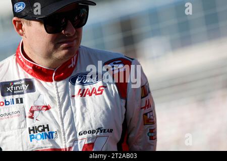 Concord, NC, USA. Oktober 2023. NASCAR Cup Xfinity-Fahrer Cole Custer (00) geht auf die Rennstrecke, um für den Drive for the Cure 250 zu trainieren, der von BCBS auf dem Charlotte Motor Speedway in Concord NC präsentiert wurde. (Credit Image: © Stephen A Arce Grindstone Media/ASP) NUR REDAKTIONELLE VERWENDUNG! Nicht für kommerzielle ZWECKE! Stockfoto